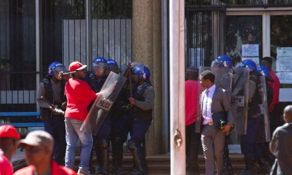 Полиция водометами и слезоточивым газом разогнала антиправительственные протесты в Зимбабве