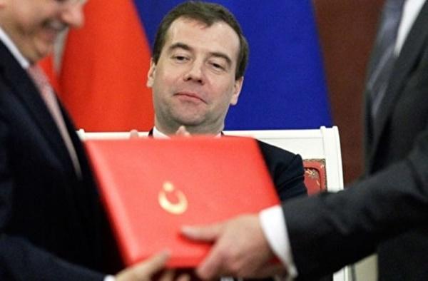 Медведев возобновил чартерные рейсы из РФ в Турцию