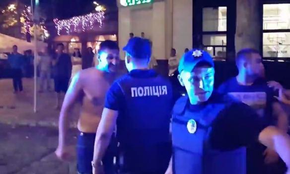 Скандал в Николаеве: пять экипажей полиции не могли успокоить двоих агрессивных парней (ФОТО, ВИДЕО)
