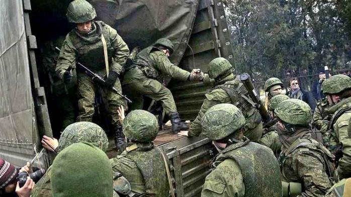 РФ сосредоточила на Донбассе и вдоль границы 100 тыс. солдат — АП