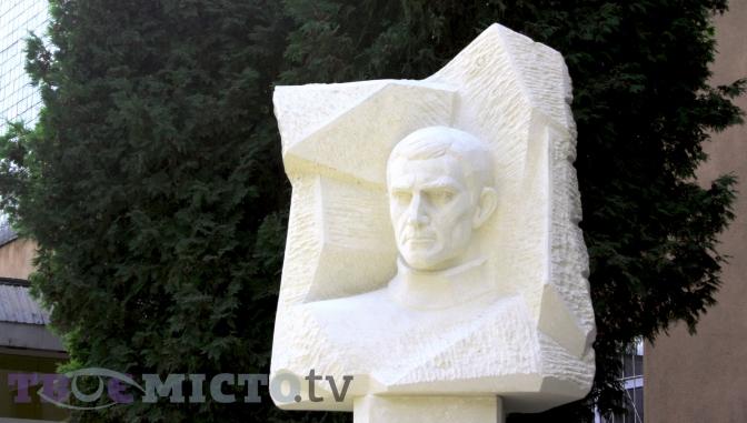 Во Львове открыли первый памятник Стусу (ФОТО)