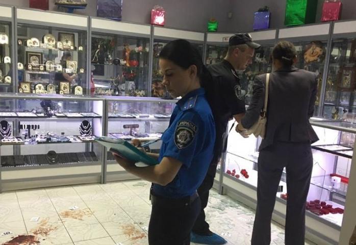 У Києві невідомі в масках пограбували ювелірний магазин (ФОТО)