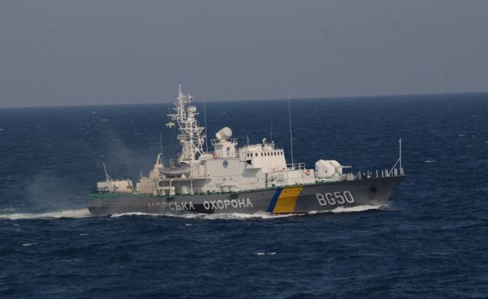 Флотилія і бомбардувальник РФ оточили український корабель біля Криму