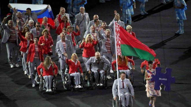 Белорус вынес флаг РФ на Паралимпиаде в Рио, его накажут