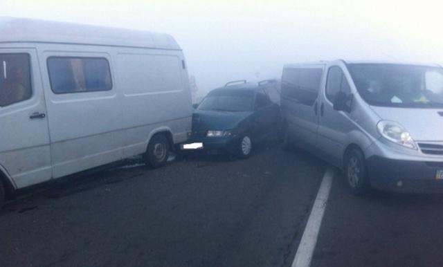 На Львівщині зіткнулися 12 автомобілів, постраждали 10 осіб (ВІДЕО)