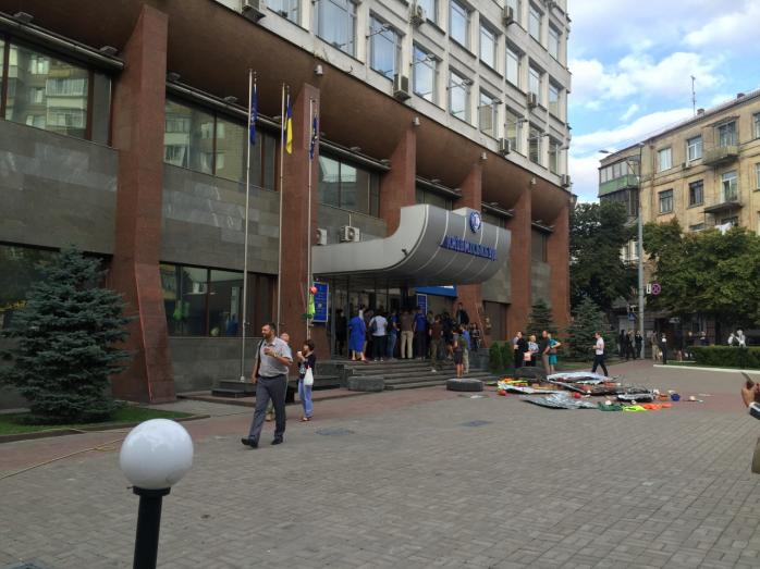 «Азов» взрывает дымовые шашки под «Киевгорстроем», вход заблокирован (ФОТО, ВИДЕО)
