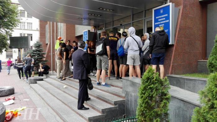 Поліція відкрила дві справи та затримала трьох учасників сутичок під «Київміськбудом»
