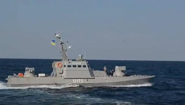 Українські катери прогнали російський корабель від морського кордону (ВІДЕО)