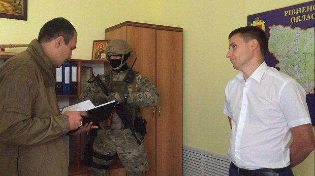 Спецоперація «Бурштин»: затримано прокурора міста Сарни (ФОТО)