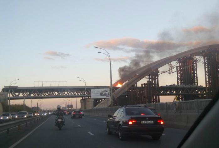 В Киеве загорелся недостроенный мост (ФОТО, ВИДЕО)