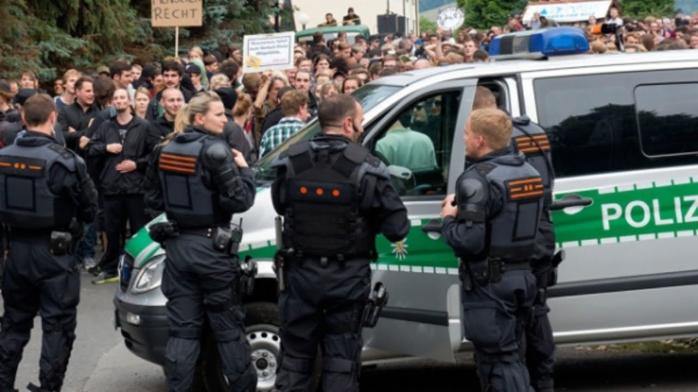 В Германии полиция разнимала драку беженцев с местными жителями газом и дубинками