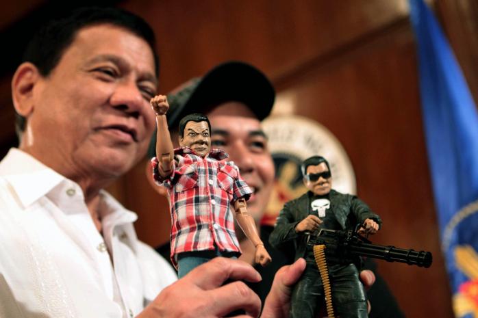 Президента Филиппин обвинили в заказных убийствах и казни людей