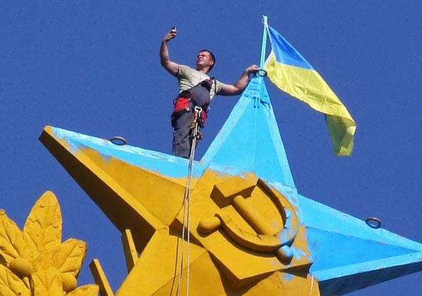 В РФ фигурантам дела о покраске звезды в цвета украинского флага выплатят компенсацию