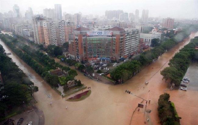 Тайфун в Китае уничтожил тысячи домов: есть жертвы (ВИДЕО)