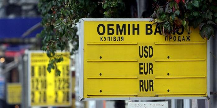 Киевская полиция задержала мужчину за нападение на обменный пункт (ВИДЕО)