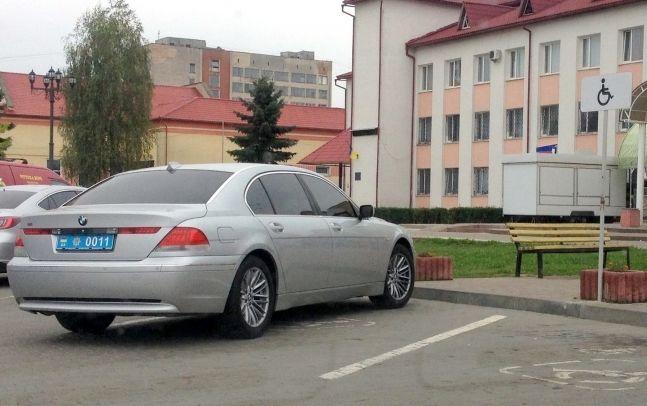 Мажорів на BMW з фальшивими поліцейськими номерами впіймали на Івано-Франківщині (ВІДЕО)