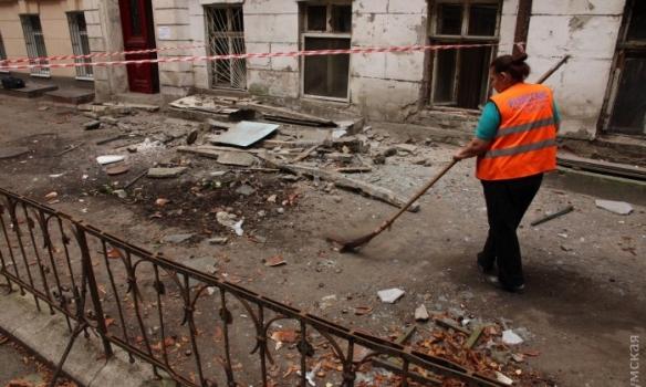 У житловому будинку Одеси обвалився балкон, важко травмовано жінку (ФОТО)