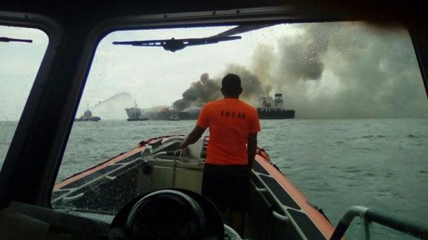 Близ Мексики горит судно с бензином и дизелем (ФОТО)