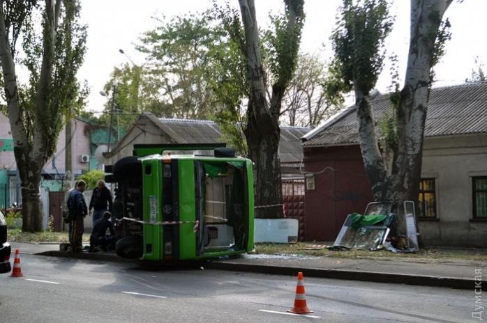 В Одессе перевернулась маршрутка с пассажирами, есть пострадавшие (ФОТО, ВИДЕО)