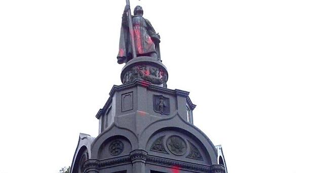 Старейший скульптурный памятник в Киеве облили краской (ФОТО)