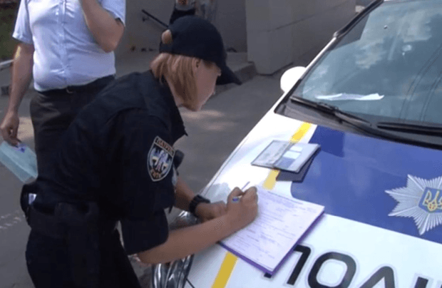 Водіїв зобов’яжуть сидіти в машині при спілкуванні з поліцією