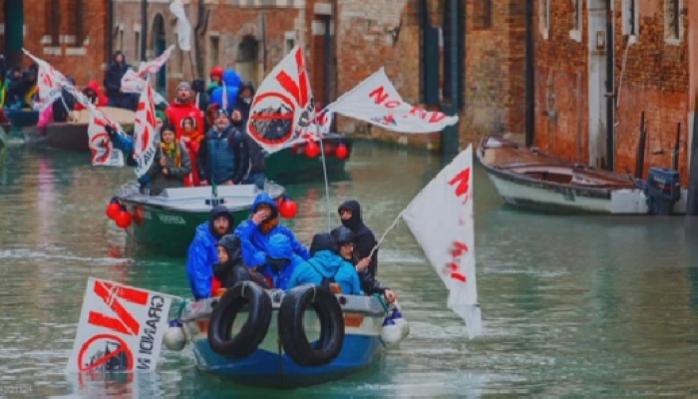 У Венеції активісти переодяглися в піратів заради протесту проти круїзних кораблів (ФОТО, ВІДЕО)