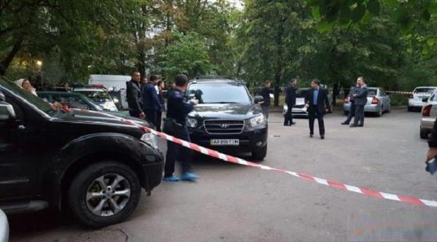 В столичной многоэтажке застрелили киевлянина, полиция ищет убийцу (ФОТО)