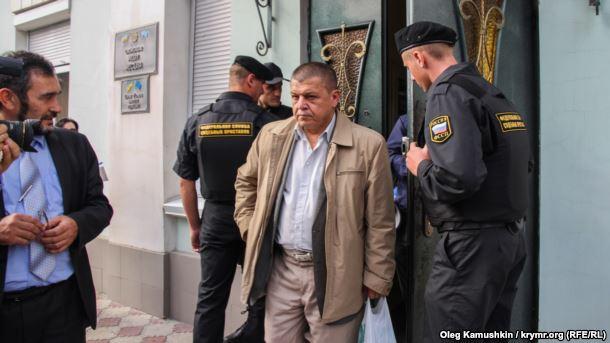 В оккупированном Крыму новые задержания: ФСБ шьет «экстремизм» члену Меджлиса