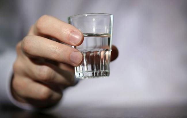 Жертв суррогатного алкоголя в Украине уже 34