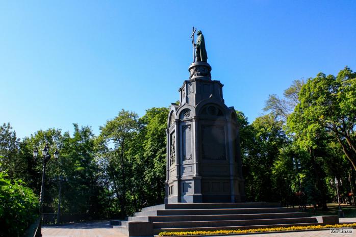 Памятник Владимиру Великому в Киеве снова в краске (ФОТО)