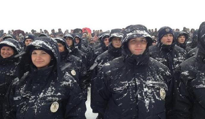 Япония передала украинским полицейским зимнюю форму