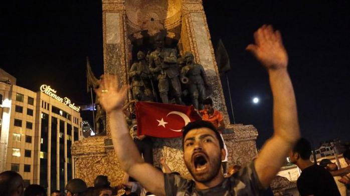 Заколот у Туреччині: влада заарештує 166 осіб із підозрілими мобільними додатками