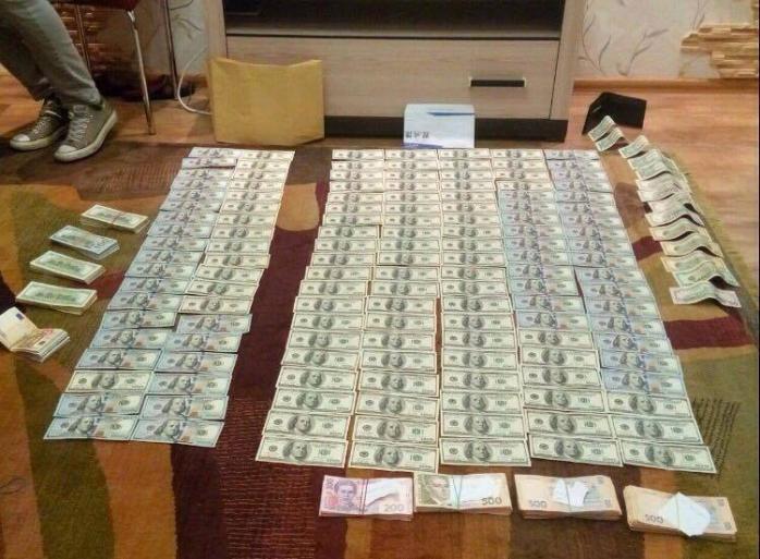 Суддя-хабарник з Дніпра вдома зберігав мультивалютні грошові запаси — НАБУ (ФОТО)