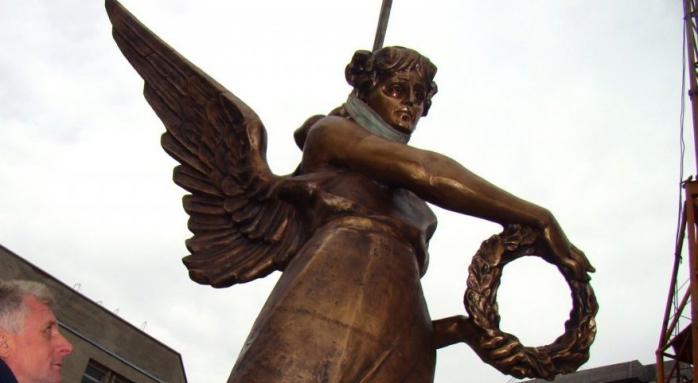 В Тернополе заканчивают установку памятника Небесной сотне (ФОТО)