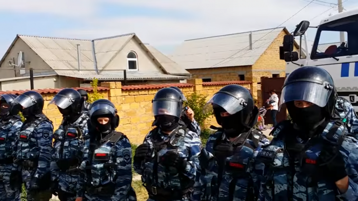 В Крыму после массовых обысков ФСБ задержала пятерых крымских татар (ВИДЕО)