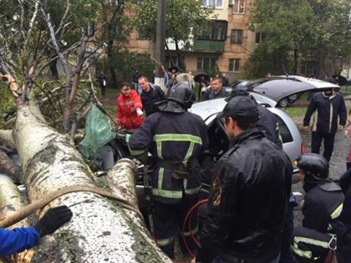 Непогода в Одессе: уже два человека погибли, трое травмированы