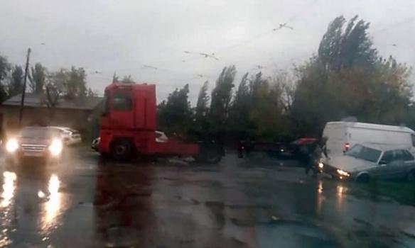 Шторм продовжує тріпати Одесу: впали 200 дерев, залиті вулиці завмерли в заторах (ФОТО)