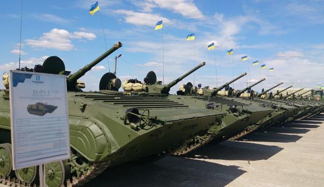 Порошенко на Харьковщине передал ВСУ новое вооружение (ВИДЕО)