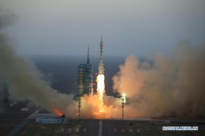 Китай осуществил запуск пилотируемого космического корабля (ФОТО)