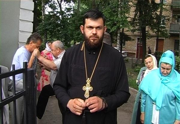 Священники развлекались с девушками и устроили драку в ночном клубе Тернополя (ВИДЕО)
