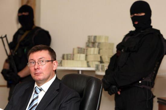 Луценко заявил, что нужно разрешить казино в элитных заведениях