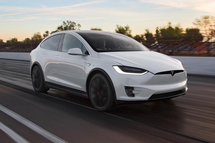 Tesla выпустила автомобили с полноценным автопилотом
