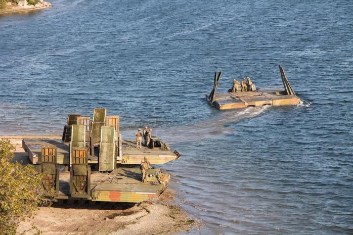 Бойцы ВСУ за два часа возвели полукилометровую переправу через Днепр (ФОТО)