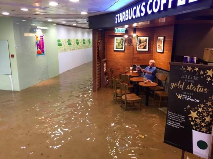 Невозмутимый. Китаец остался допивать свой кофе в затопленном торговом центре (ФОТО)