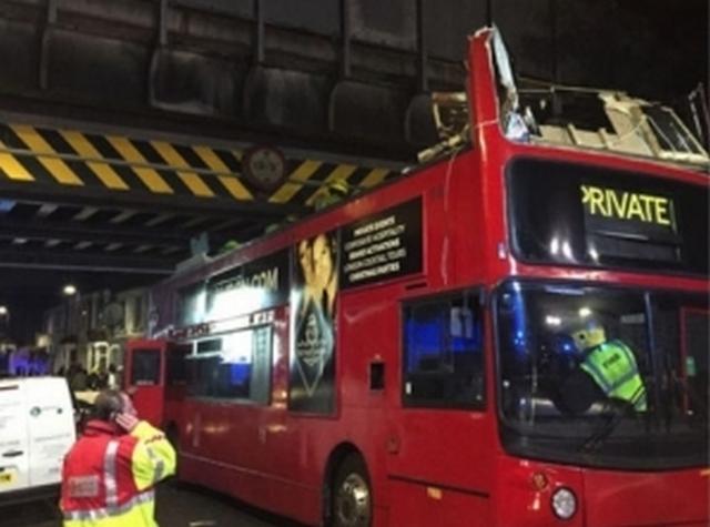 В Лондоне двухэтажный автобус не поместился под мостом: 26 раненых (ФОТО)