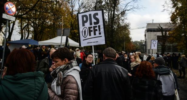 У Варшаві триває загальнонаціональний страйк жінок проти заборони абортів