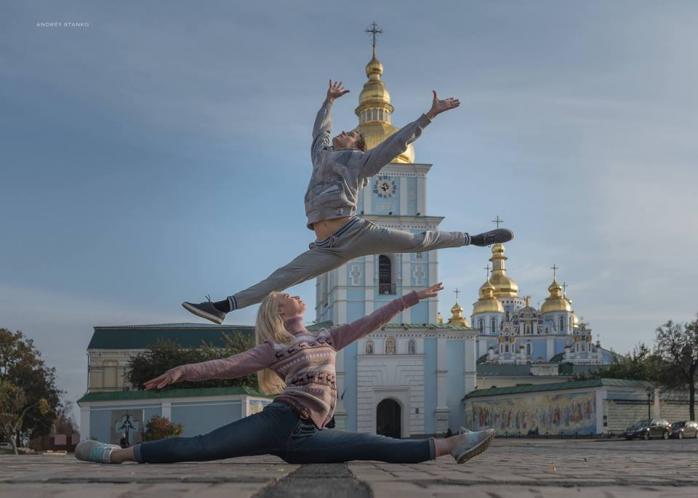 «В Киеве осень»: артисты балета сделали осенние снимки на фоне достопримечательностей столицы (ФОТО)