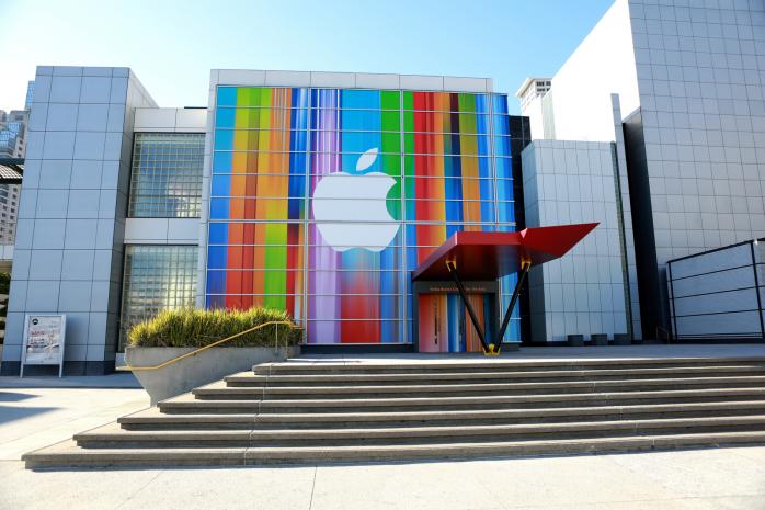 Вперше за 15 років у компанії Apple знизилися доходи