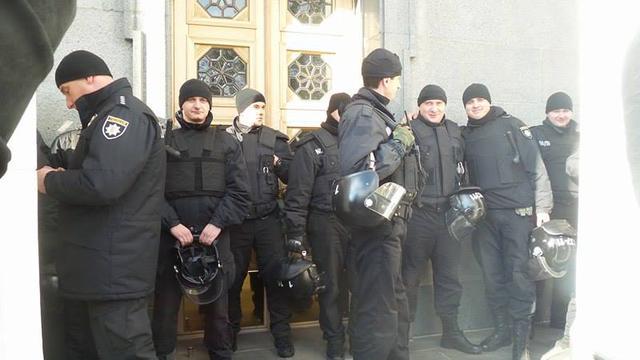 Возле Рады произошли столкновения между протестующими чернобыльцами и полицией (ФОТО)