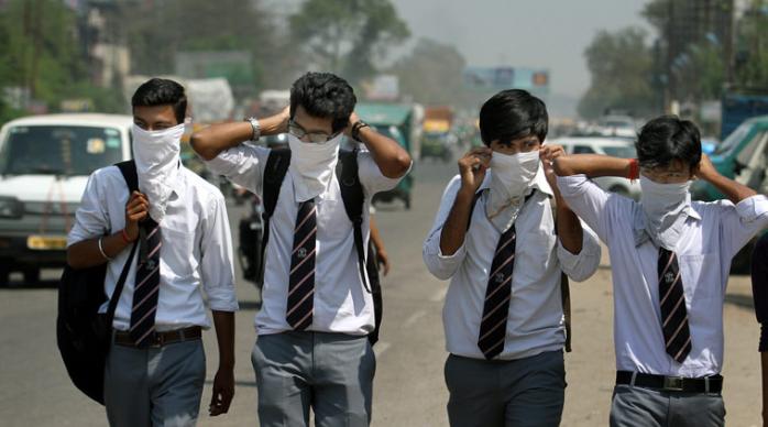 Смог в Дели в 70 раз превышает нормы, власти закрывают школы (ФОТО)